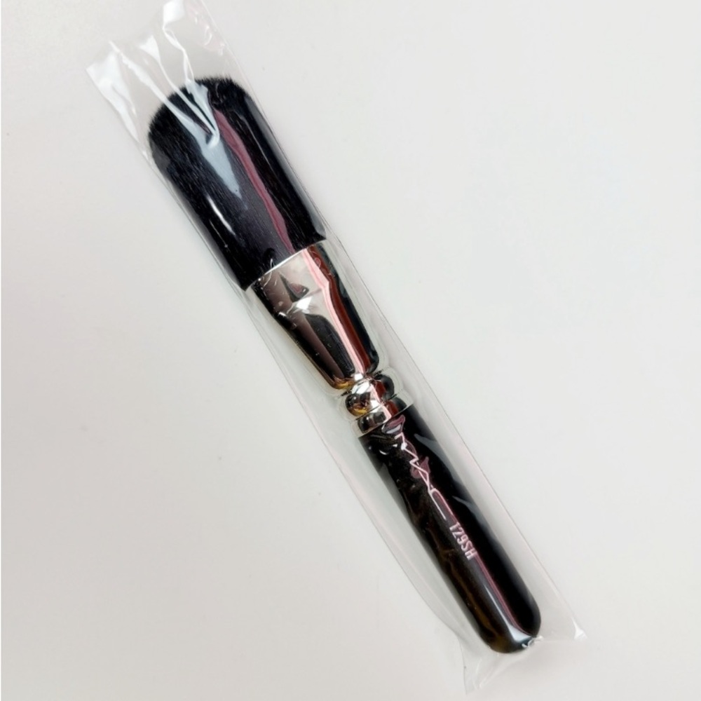MAC COSMETICS BRUSH 129SH, BN. NATURAL FIBERS JAPAN